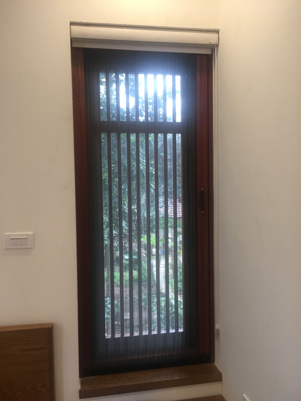 Alo House thi công cửa lưới chống côn trùng hệ xếp xích không ray 1 cánh 01 MSP SWC