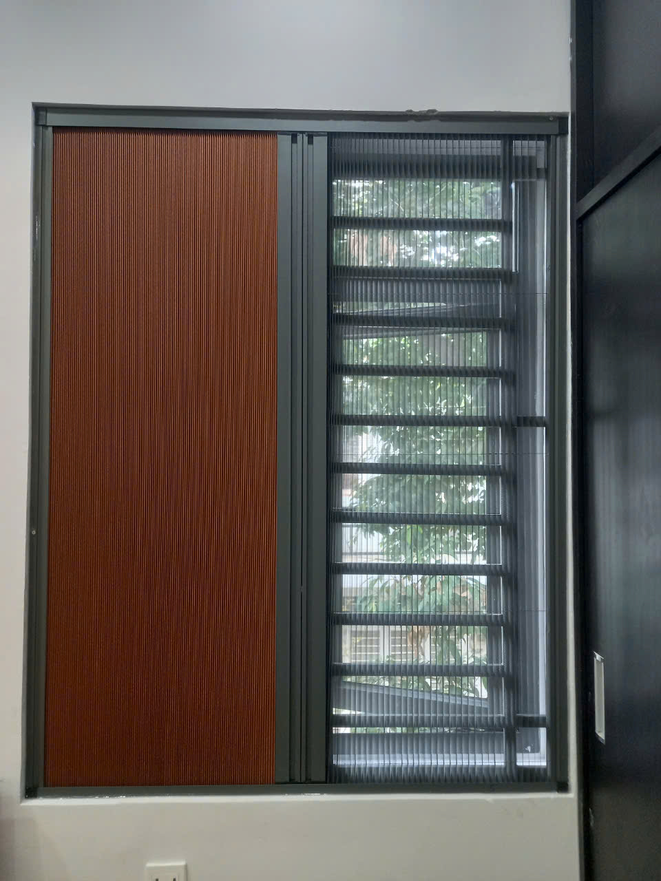 Cửa lưới chống muỗi kết hơp rèm tổ ong